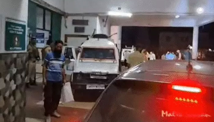 कुलगाम आतंकी हमले के बाद घटनास्थल पर सुरक्षा बलों की तैनाती और जांच अभियान।