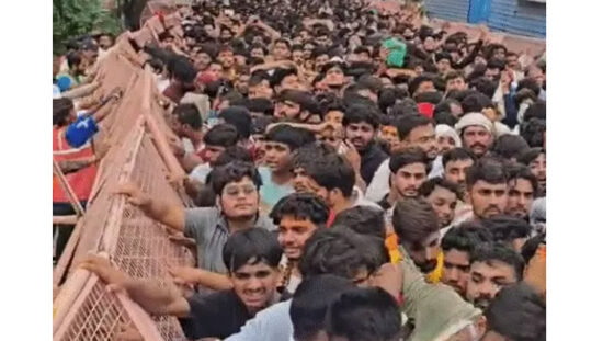उज्जैन महाकाल मंदिर परिसर में नागचंद्रेश्वर दर्शन के दौरान श्रद्धालुओं की भारी भीड़