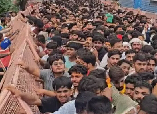 उज्जैन महाकाल मंदिर परिसर में नागचंद्रेश्वर दर्शन के दौरान श्रद्धालुओं की भारी भीड़