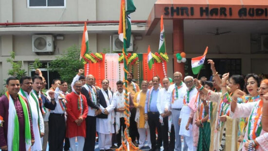 मानव सेवा समिति के स्वतंत्रता दिवस समारोह में ध्वजारोहण करते अतिथि