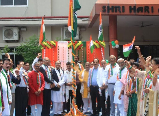 मानव सेवा समिति के स्वतंत्रता दिवस समारोह में ध्वजारोहण करते अतिथि