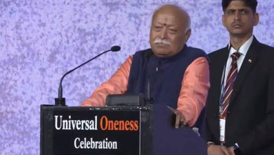 न्यूयॉर्क के मैडिसन स्क्वायर गार्डन में भाषण देते RSS प्रमुख मोहन भागवत