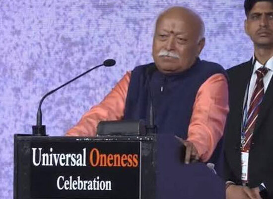 न्यूयॉर्क के मैडिसन स्क्वायर गार्डन में भाषण देते RSS प्रमुख मोहन भागवत