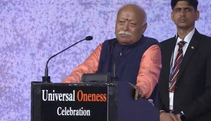 न्यूयॉर्क के मैडिसन स्क्वायर गार्डन में भाषण देते RSS प्रमुख मोहन भागवत