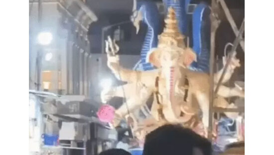 मुंबई के भुलेश्वर में गिरने के बाद तीन हिस्सों में टूटी 22 फीट ऊंची गणेश प्रतिमा