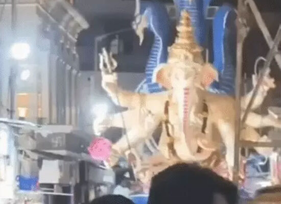 मुंबई के भुलेश्वर में गिरने के बाद तीन हिस्सों में टूटी 22 फीट ऊंची गणेश प्रतिमा