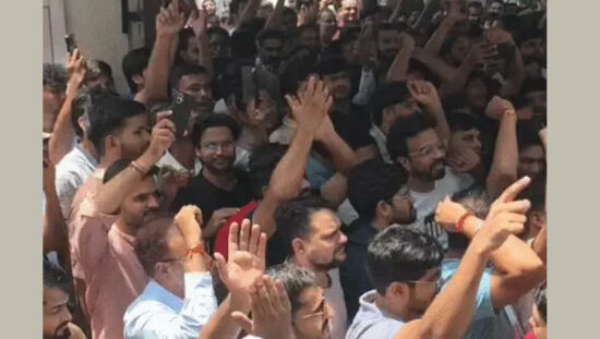 जयपुर में NEET PG परीक्षा के दौरान तकनीकी खराबी के बाद विरोध करते परीक्षार्थी