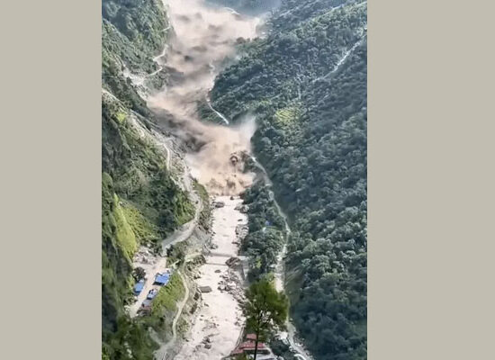नेपाल में भीषण बाढ़ के बाद त्रिशूली बाजार में तबाही का दृश्य
