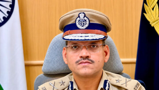 ऑपरेशन ट्रैकडाउन के तहत कार्रवाई की जानकारी देते फरीदाबाद पुलिस अधिकारी