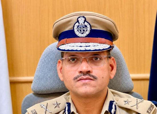 ऑपरेशन ट्रैकडाउन के तहत कार्रवाई की जानकारी देते फरीदाबाद पुलिस अधिकारी