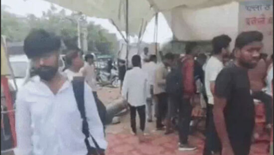 फरीदाबाद पल्ला-सेहतपुर रोड के निर्माण की मांग को लेकर धरना देते स्थानीय लोग