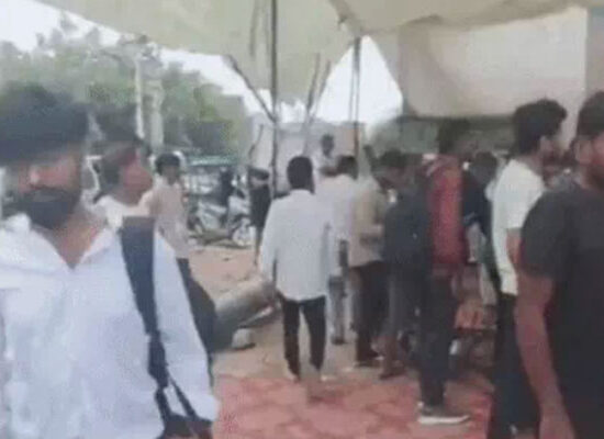 फरीदाबाद पल्ला-सेहतपुर रोड के निर्माण की मांग को लेकर धरना देते स्थानीय लोग