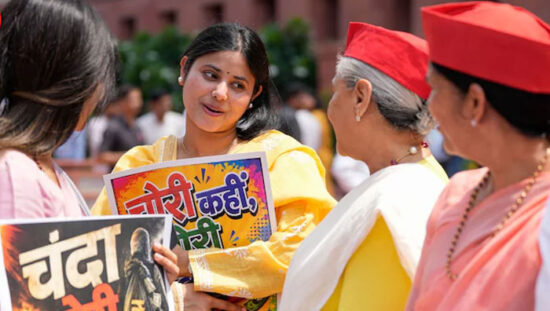 संसद के बाहर जुटाए गए 2.14 लाख रुपये हनुमान मंदिर में जमा