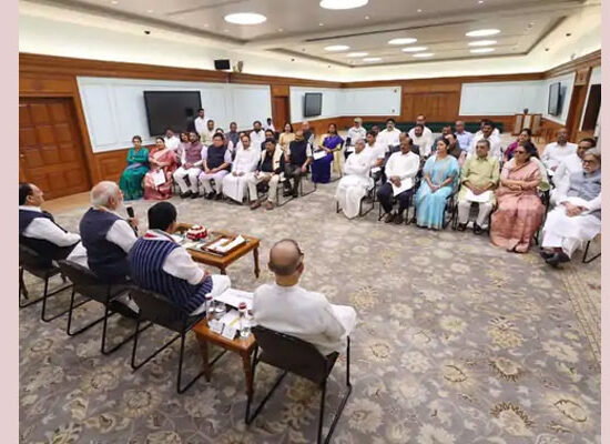 प्रधानमंत्री नरेंद्र मोदी NDA सांसदों के साथ ब्रेकफास्ट मीटिंग में