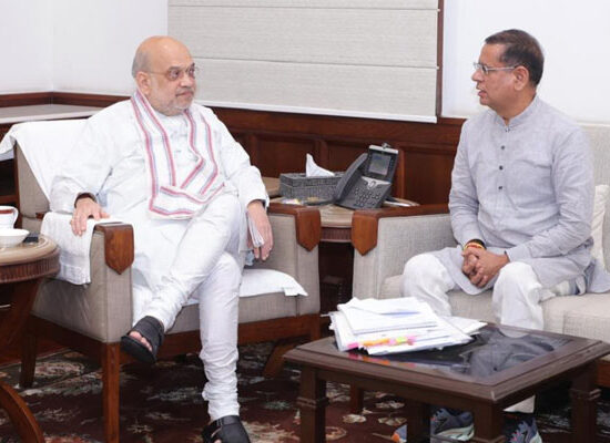 हरियाणा के खाद्य एवं नागरिक आपूर्ति मंत्री राजेश नागर केंद्रीय गृह मंत्री अमित शाह से मिलते हुए।