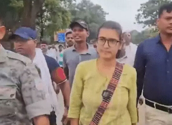 रांची में JPSC परीक्षा के खिलाफ प्रदर्शन के दौरान AISA अध्यक्ष नेहा बोरा