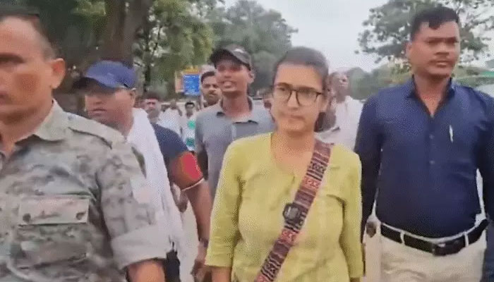 रांची में JPSC परीक्षा के खिलाफ प्रदर्शन के दौरान AISA अध्यक्ष नेहा बोरा