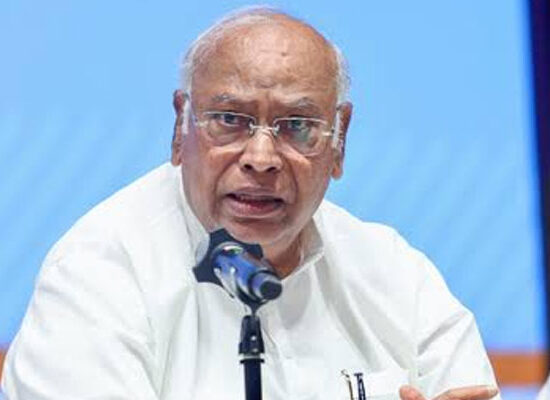 मल्लिकार्जुन खड़गे ने चीनी की बढ़ती कीमतों और आयात को लेकर सरकार पर सवाल उठाए