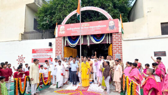 स्वामी सुदर्शनाचार्य वेद-वेदांग संस्कृत महाविद्यालय में स्वतंत्रता दिवस पर ध्वजारोहण करते स्वामी पुरुषोत्तमाचार्य