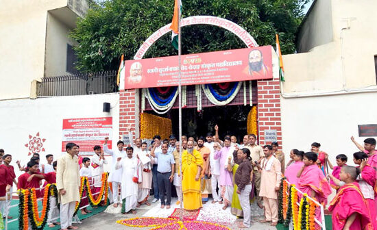 स्वामी सुदर्शनाचार्य वेद-वेदांग संस्कृत महाविद्यालय में स्वतंत्रता दिवस पर ध्वजारोहण करते स्वामी पुरुषोत्तमाचार्य