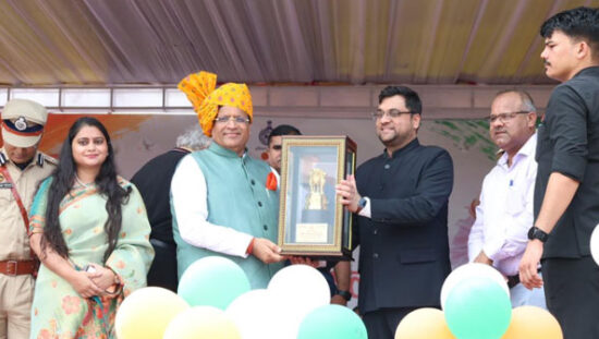 फरीदाबाद में 80वें स्वतंत्रता दिवस समारोह पर ध्वजारोहण करते कैबिनेट मंत्री विपुल गोयल