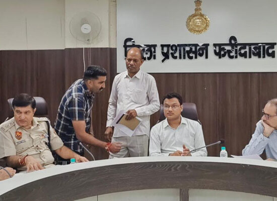 फरीदाबाद लघु सचिवालय में समाधान शिविर के दौरान नागरिकों की समस्याएं सुनते एसडीएम डॉ. हनी बंसल