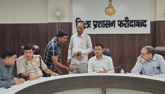 फरीदाबाद लघु सचिवालय में समाधान शिविर के दौरान नागरिकों की समस्याएं सुनते एसडीएम डॉ. हनी बंसल