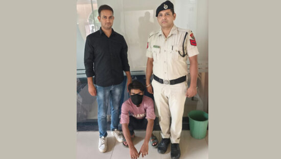 इंग्लैंड ले जाने के नाम पर साइबर ठगी मामले में फरीदाबाद पुलिस द्वारा गिरफ्तार आरोपी अनायत।