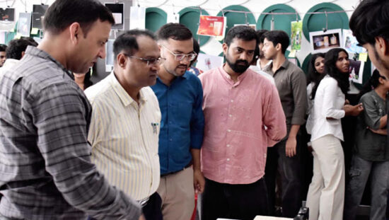 जे.सी. बोस विज्ञान एवं प्रौद्योगिकी विश्वविद्यालय में क्रिएटिव प्रोडक्ट फोटोग्राफी प्रदर्शनी में विद्यार्थियों और अतिथियों का समूह