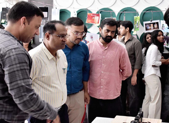 जे.सी. बोस विज्ञान एवं प्रौद्योगिकी विश्वविद्यालय में क्रिएटिव प्रोडक्ट फोटोग्राफी प्रदर्शनी में विद्यार्थियों और अतिथियों का समूह