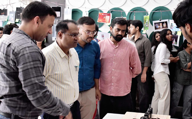 जे.सी. बोस विज्ञान एवं प्रौद्योगिकी विश्वविद्यालय में क्रिएटिव प्रोडक्ट फोटोग्राफी प्रदर्शनी में विद्यार्थियों और अतिथियों का समूह