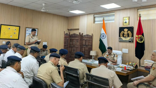 रॉन्ग साइड ड्राइविंग और पुराने वाहनों के खिलाफ कार्रवाई को लेकर बैठक करते डीसीपी ट्रैफिक जयबीर सिंह