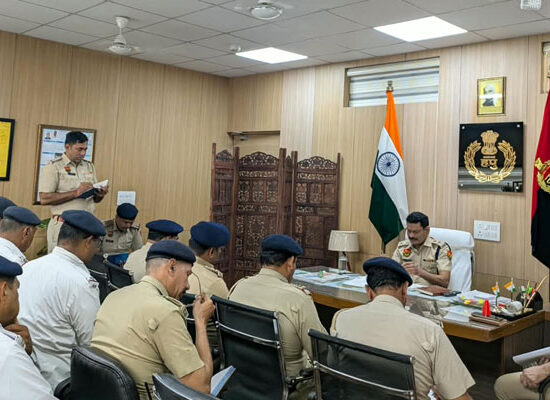 रॉन्ग साइड ड्राइविंग और पुराने वाहनों के खिलाफ कार्रवाई को लेकर बैठक करते डीसीपी ट्रैफिक जयबीर सिंह