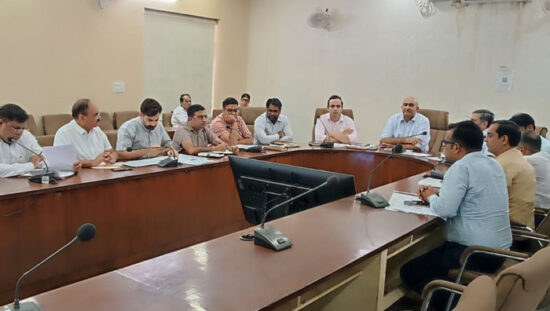 निगमायुक्त यशेंद्र सिंह अधिकारियों के साथ समीक्षा बैठक करते हुए