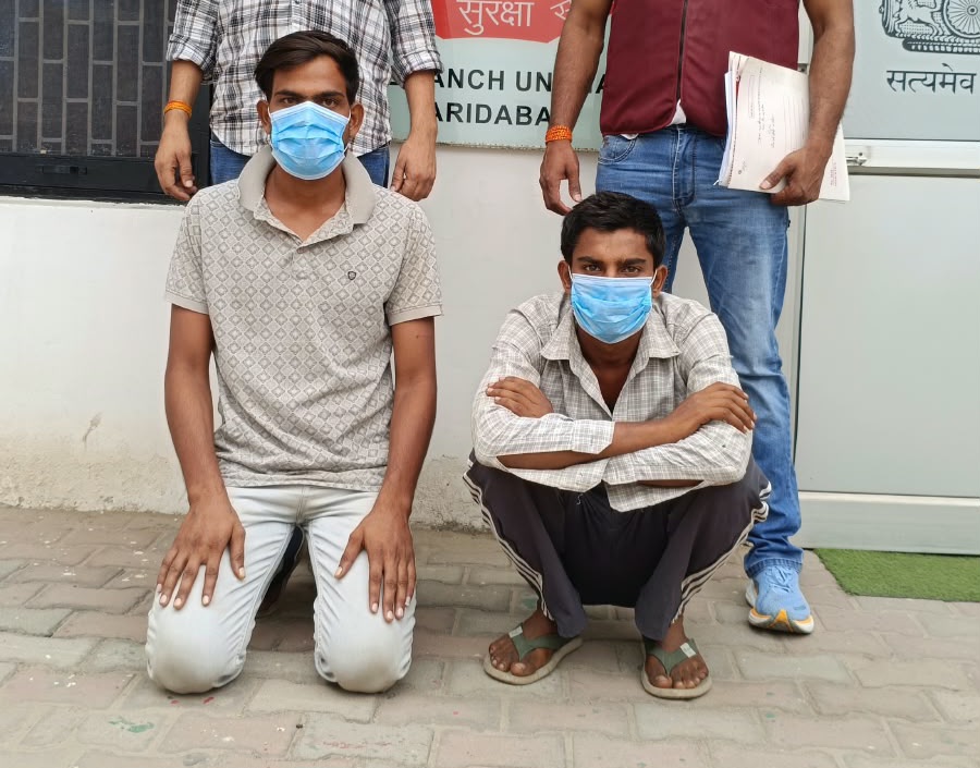 घर से फोन, नकदी और आभूषण चोरी करने के मामले में दो आरोपी गिरफ्तार