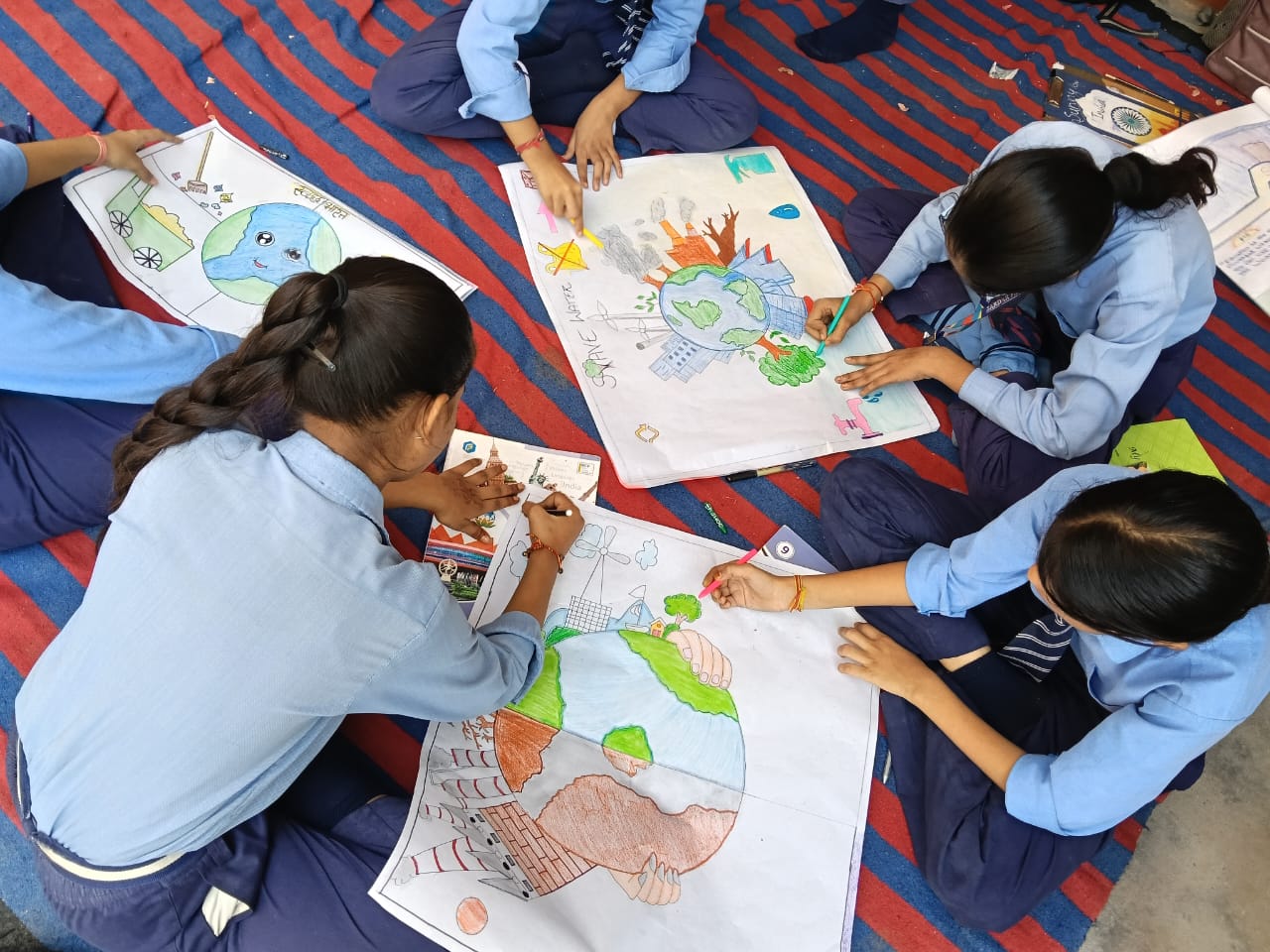 बदलते भारत पर विद्यार्थियों ने रखे विचार, चित्रों में दिखाई विकसित देश की तस्वीर