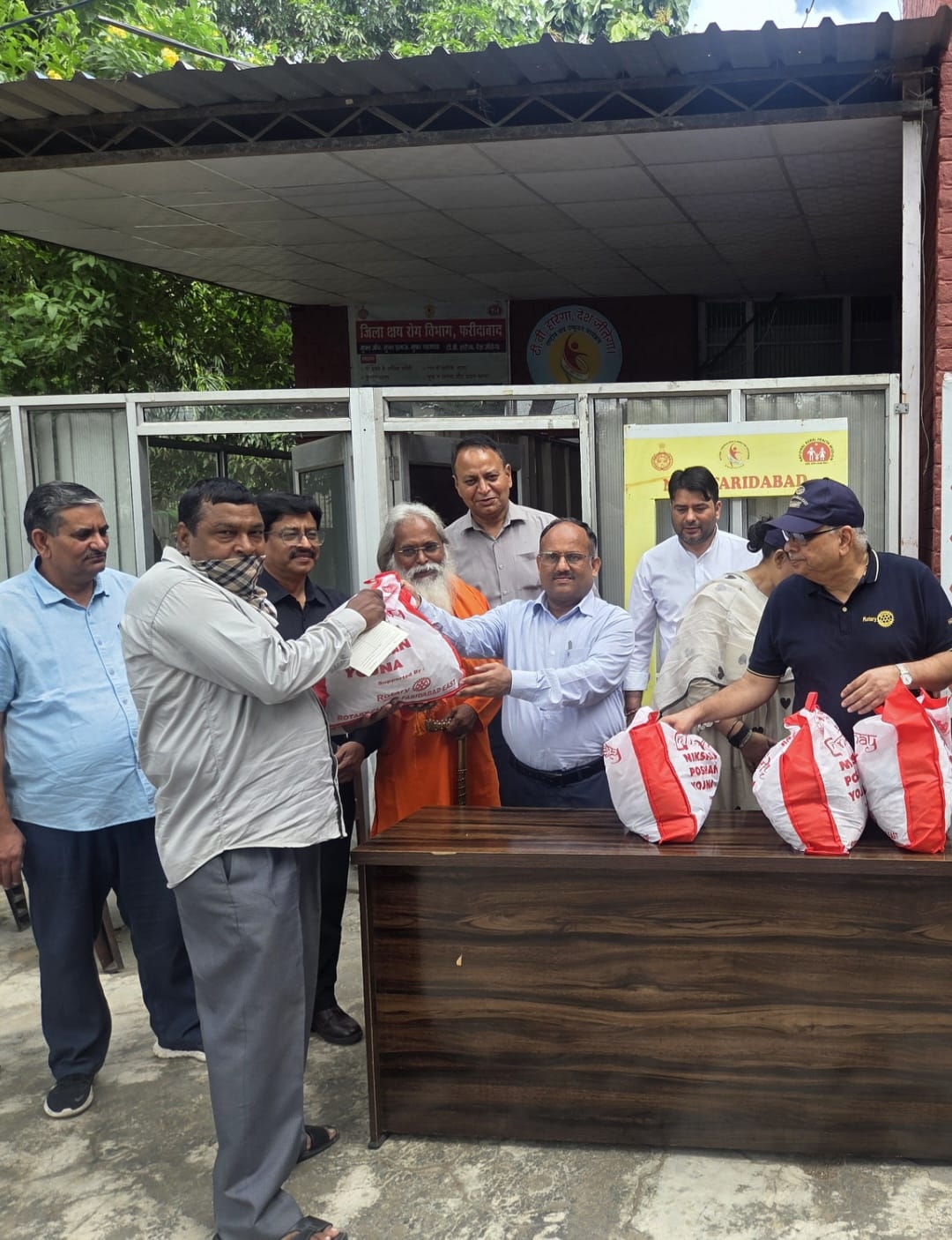 रोटरी क्लब ईस्ट ने 125 टीबी मरीजों को बांटी राशन किट