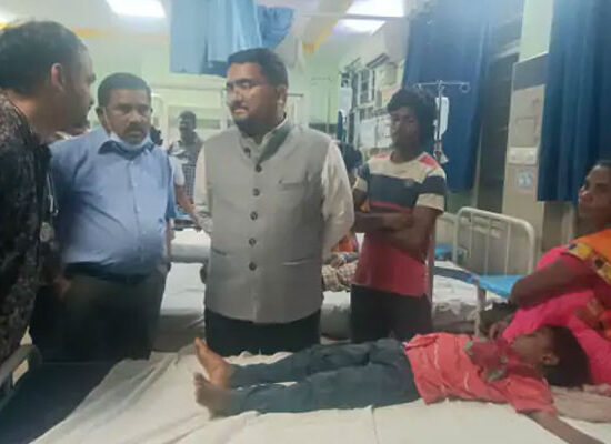 आंध्र प्रदेश के गोल्लागुप्पा गांव में बीमार लोगों का इलाज करते डॉक्टर