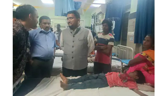 आंध्र प्रदेश के गोल्लागुप्पा गांव में बीमार लोगों का इलाज करते डॉक्टर