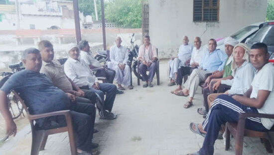 अटाली गांव की सैनी धर्मशाला में सामाजिक कुरीतियों को दूर करने के लिए आयोजित सैनी समाज की बैठक।