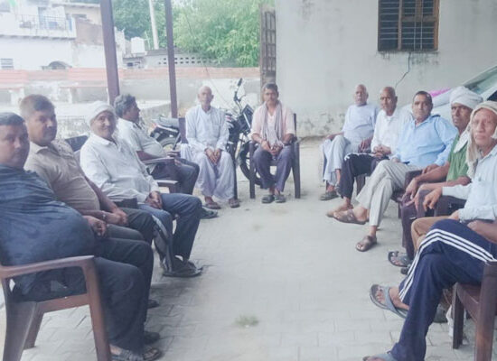 अटाली गांव की सैनी धर्मशाला में सामाजिक कुरीतियों को दूर करने के लिए आयोजित सैनी समाज की बैठक।