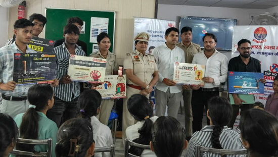 बल्लभगढ़ में नशा मुक्ति और डायल-112 जागरूकता कार्यक्रम के दौरान विद्यार्थियों को जानकारी देते पुलिस अधिकारी