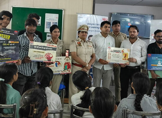 बल्लभगढ़ में नशा मुक्ति और डायल-112 जागरूकता कार्यक्रम के दौरान विद्यार्थियों को जानकारी देते पुलिस अधिकारी