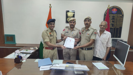 बल्लभगढ़ में चौकीदार की जान बचाने वाले पुलिसकर्मियों को सम्मानित करते DCP