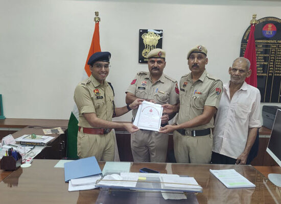 बल्लभगढ़ में चौकीदार की जान बचाने वाले पुलिसकर्मियों को सम्मानित करते DCP