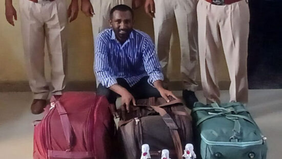 बल्लभगढ़ रेलवे स्टेशन पर 82 बोतल अंग्रेजी शराब के साथ गिरफ्तार आरोपी।