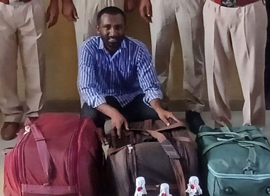 बल्लभगढ़ रेलवे स्टेशन पर 82 बोतल अंग्रेजी शराब के साथ गिरफ्तार आरोपी।