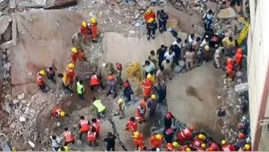 दिल्ली के सत्य निकेतन में इमारत गिरने के बाद राहत और बचाव कार्य