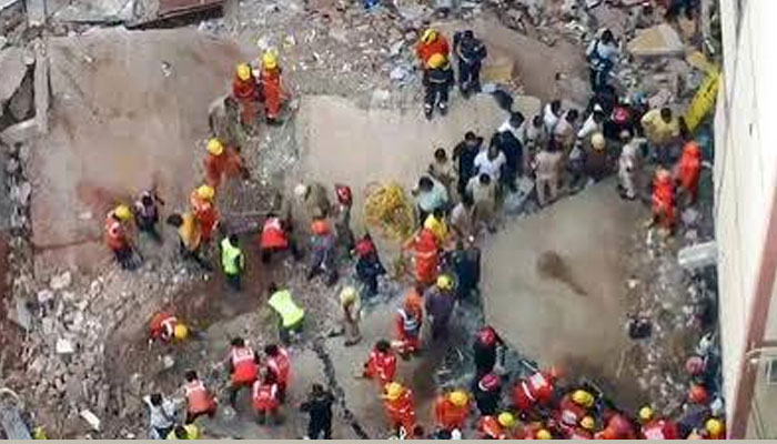 दिल्ली के सत्य निकेतन में इमारत गिरने के बाद राहत और बचाव कार्य
