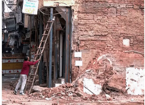 Delhi Satya Niketan PG building collapse incident and MCD action against dangerous buildings